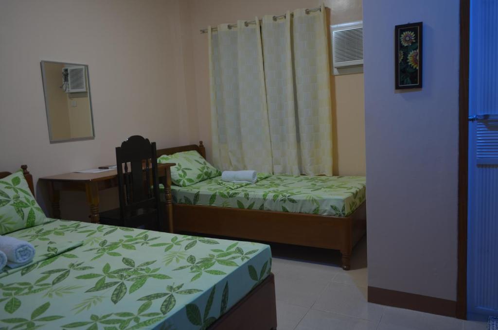 Sunflower Royal Pensionne Bed & Breakfast Puerto Princesa Room photo